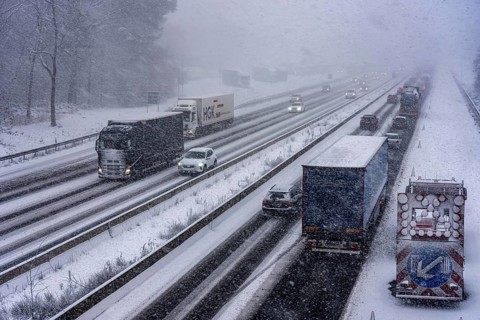 The onset of winter in North Rhine-Westphalia, heavy snowfall, A3 motorway near Hilden, near