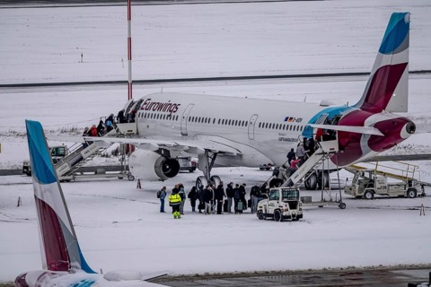 The onset of winter in North Rhine-Westphalia, flight operations are maintained at Düsseldorf
