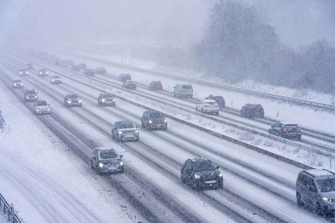 The onset of winter in North Rhine-Westphalia, heavy snowfall, A3 motorway near Hilden, near