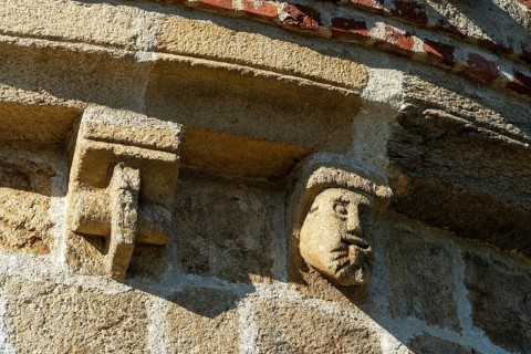 Issoire. Pillar (The Annunciation made to Mary) . The figures are illuminated by colorful light