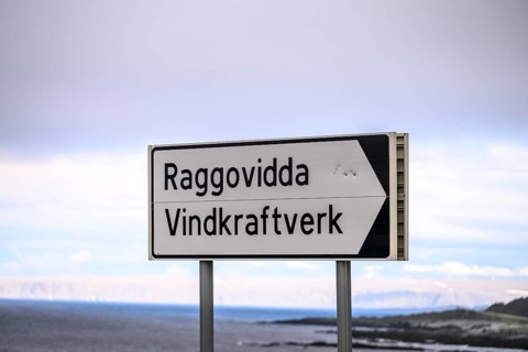 Guide to Raggoividda wind power plant in open countryside, Berlevåg, Finnmark, Norway