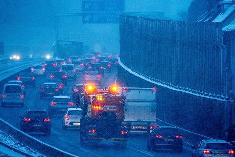 Winter maintenance, spreading vehicle, winter weather, motorway traffic, A40 motorway,