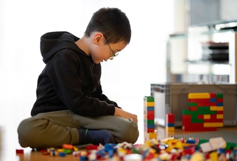 Boy, 6 years, glasses, multi-ethnic, plays with Lego, concentrates, constructs, builds, Stuttgart,