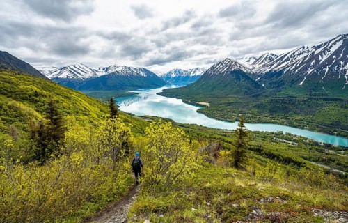 Climbers on a hiking trail, Slaughter Ridge Trail, view of snowy mountains in spring and turquoise
