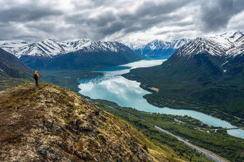 Climbers on a hiking trail on Slaughter Ridge, views of snowy mountains in spring and turquoise