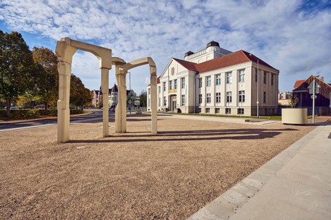Reigen concrete sculpture, sculptor Julia Hansen, state archive, historic building, street, trees,