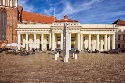 Monument to Henry the Lion, historic market hall, architect Johann Joachim bush, architectural