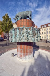 Pastor sin Kauh fountain, bronze sculpture, sculptor Stephan Horota, trees with autumn leaves,