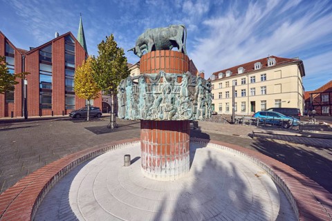 Pastor sin Kauh fountain, bronze sculpture, sculptor Stephan Horota, trees with autumn leaves,