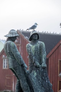 Kittiwakes (Rissa tridyctyla) sitting on fishermen's monument Opp av hav (Up from the sea), in