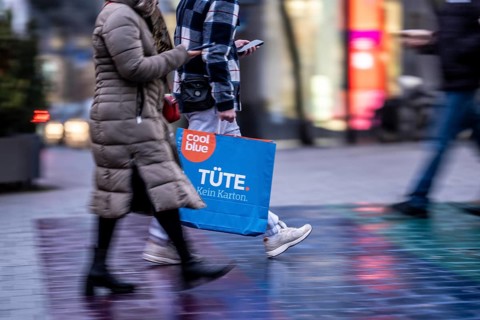 Pedestrian zone, passers-by hurrying, shopping between the years, exchanging, shopping bags,