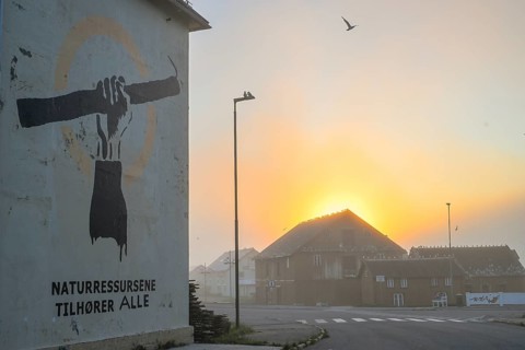 Wall painting with stretched arm and gaff. The inscription says Natural resources belong to