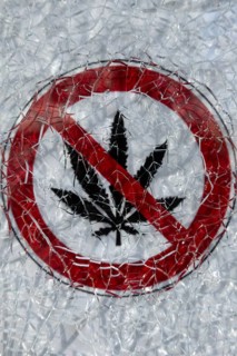 Behind a shattered glass panel of a catering establishment in Frankfurt am Main is a sign that the