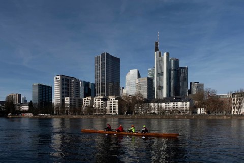 A rowing boat passes on the Main in front of Frankfurt's banking skyline, Mainufer, Frankfurt am