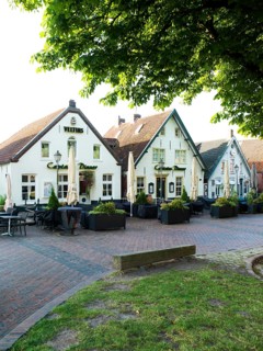 Row of houses, village square, town center, Greetsiel, Municipality Krummhörn, East Frisia, Germany