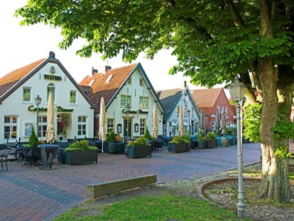 Row of houses, village square, town center, Greetsiel, Municipality Krummhörn, East Frisia, Germany