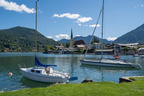 View from Malerwinkel of the village with parish church of St. Lawrence, two sailboats in the