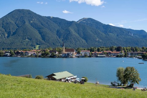 View from Point of the village with the parish church of St. Lawrence, behind Wallberg,