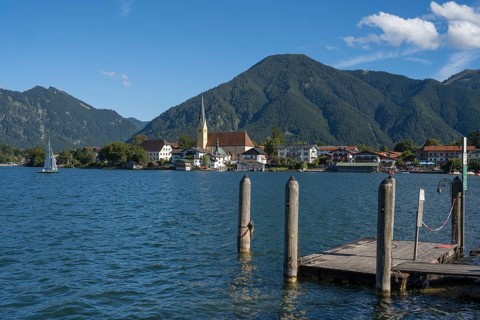 View from Malerwinkel of the village with parish church of St. Lawrence, behind Wallberg,