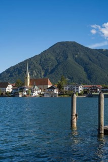 View from Malerwinkel of the village with parish church of St. Lawrence, behind Wallberg,