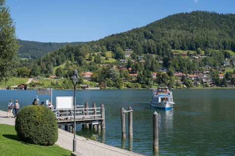 Schiffsangestelle und Ausflugschiff, Tegernsee, Rottach-Egern, Upper Bavaria, Bavaria, Germany