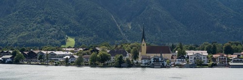View from the Point peninsula of the district of Egern, parish church of St. Lawrence, behind