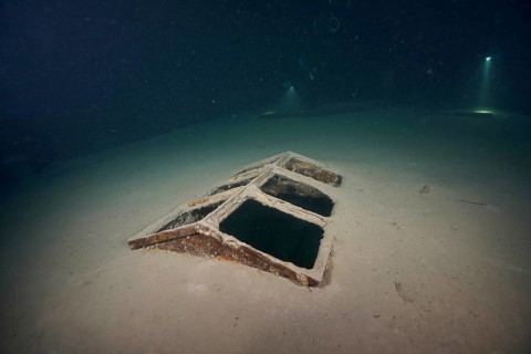 Divers examine a ledi wreck, wreck of a ledi ship, Ledi ship, cargo ship for mass freight, bulk