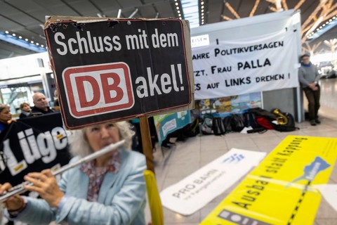 Project opponents demonstrate in front of the conference room. Special meeting of the Stuttgart 21