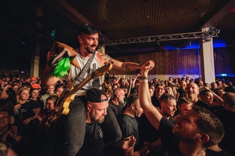 Guitarist Ramin Tehrani from Engst live in the audience on 10-year anniversary tour Tour at