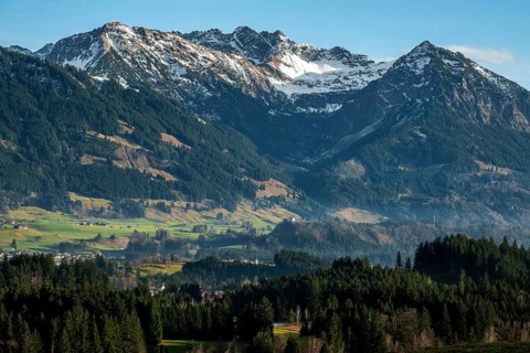 View from Bolsterlang into the Illertal and mountains of the Allgäu Alps, behind Entschenkopf,