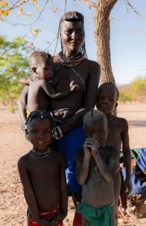 Woman with children, Hakaona tribe, also Havakona or Hakawona, near Opuwo, Kunene, Namibia