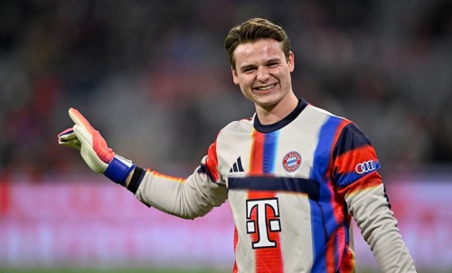 Warm-up Training Goalkeeper Jonas Urbig FC Bayern Munich FCB (40) smiles Gesture Gesture Allianz