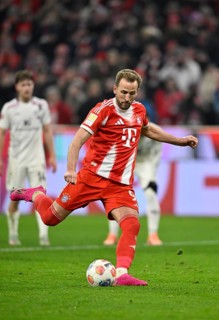 Goal kick Action Goal chance Harry Kane FC Bayern Munich FCB (09) on penalty, penalty kick Allianz