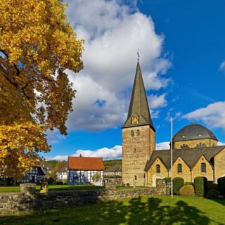 Pfarrkirche Sankt Blasius im Herbst, Balve, Sauerland, North Rhine-Westphalia, Germany