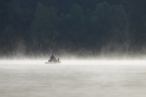 Hennesee, fog, rising clouds of fog, anglers in the boat, Hennetalsperre, Sauerland-Rothaargebirge