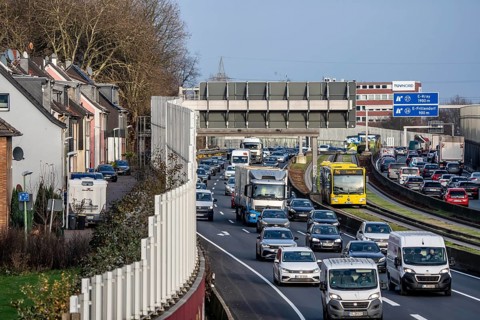 Residential buildings directly on the A40 motorway, noise barrier, heavy traffic near the Essen-Ost