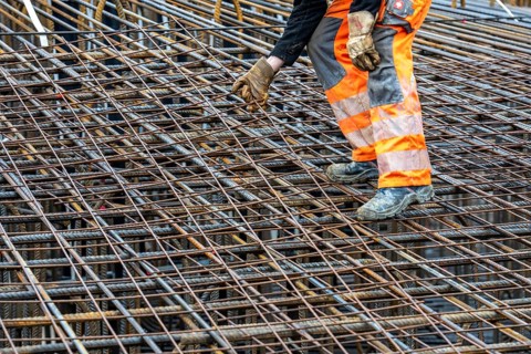 Assembly of reinforcing steel for the reinforced concrete foundation of a wind turbine, a mesh of