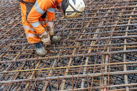 Assembly of reinforcing steel for the reinforced concrete foundation of a wind turbine, a mesh of