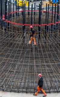 Assembly of reinforcing steel for the reinforced concrete foundation of a wind turbine, a mesh of