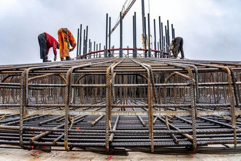 Assembly of reinforcing steel for the reinforced concrete foundation of a wind turbine, a mesh of