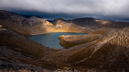 View to Upper Tama Lake, Tama Lake Walk (Tama Lakes Track), evening light, golden hour, Tongariro