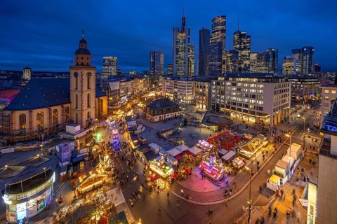 At Hauptwache, in the evening, the stalls of the Frankfurt Christmas Market and behind them the