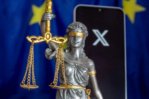 Symbolic picture of the EU Commission's fine against X: Justice, smartphone with logo of X and EU