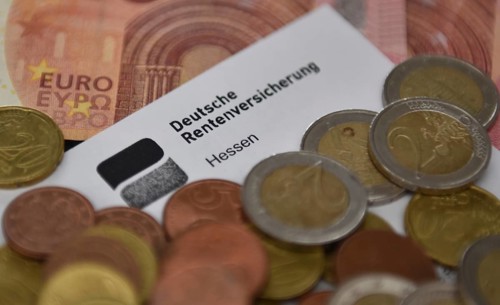 German pension insurance calculates the pension, euro, banknotes, coins