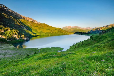 Engstlensee near Engstlenalp with Rothorn and Glogghues in the background, Canton of Bern,