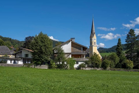 View of town with St. Sixtus church, Schliersee, Mangfall Mountains, Upper Bavaria, Bavaria,