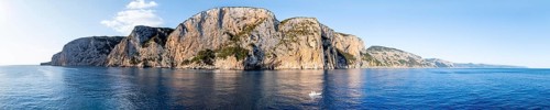 Panorama, motor boat rides in front of picturesque rocky coast ImmorgenLicht, cliffs, Golfo di