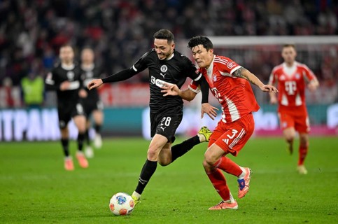 Duel, action Min-jae Kim FC Bayern Munich FCB (03) against Mathias Pereira Lage FC St. Pauli (28)