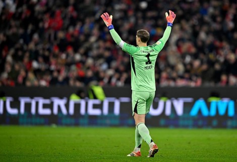 Goalkeeper Manuel Neuer FC Bayern Munich FCB (01) gesture gesture from behind Allianz Arena,