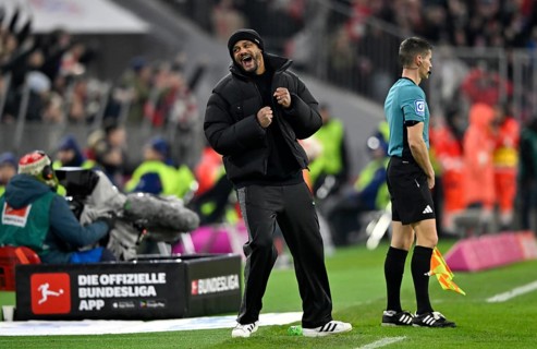 Coach Coach Vincent Kompany FC Bayern Munich FCB on the sidelines goal cheering gesture gesture TV